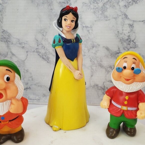 VINTAGE Snow White Seven Dwarfs Set Rubber Squeaky Toys Figure Made In Hong Kong - Picture 6 of 12